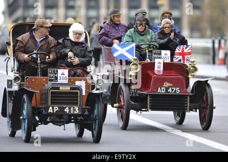 Londra, Regno Unito. 02Nov, 2014. Auto d'epoca crossing Westminster Bridge durante il 2014 Bonhams Londra a Brighton Veteran Car Run. L a R: Un 1904 Humberette biposto (proprietario: Mark Eichner), un 1904 Cadillac staccabile-top limousine (proprietario: Julie Hufstetler). Credito: Michael Preston/Alamy Live News Foto Stock