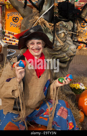 Southport, Merseyside, Regno Unito. 2 Novembre, 2014. Happy Halloween Pleasureland. L'ultimo giorno di apertura per la stagione 2014 ha visto una miriade di personaggi saluto ai visitatori. Una giornata dedicata al divertimento roba, orribili fantasmi, strane streghe e maghi wonky, bestiale pipistrelli e più Zucche che potete poke una scopa, qualche strano scarecrows, e sciocco scheletri. © Mar fotografico/Alamy Live Foto Stock