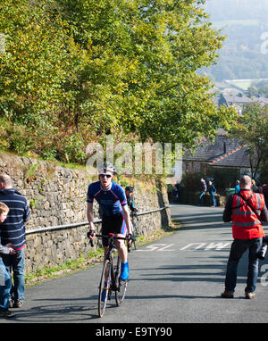 Ciclista in collina gara di arrampicata in Ramsbottom Lancashire Foto Stock