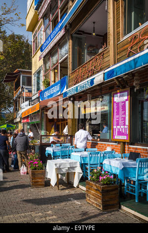 Un ristorante all'aperto nel villaggio di pescatori di Anadolu Kavagni lungo lo stretto del Bosforo nei pressi di Istanbul, Turchia, Eurasia. Foto Stock