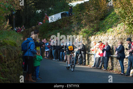 Ciclista in collina gara di arrampicata in Ramsbottom Lancashire Foto Stock