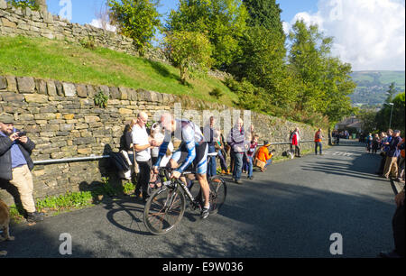 Ciclista in collina gara di arrampicata in Ramsbottom Lancashire Foto Stock