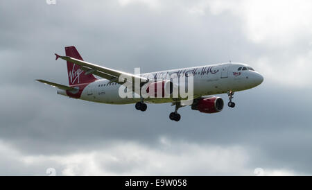 Virgin Atlantic Airbus A320 (EI-EZV) in atterraggio all'Aeroporto Internazionale di Manchester. Foto Stock