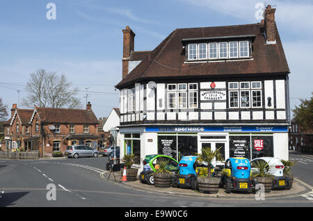 Il Cyclexperience bike shop e il guardaboschi Arms pub a Brockenhurst, New Forest, Hampshire, Inghilterra, Regno Unito Foto Stock