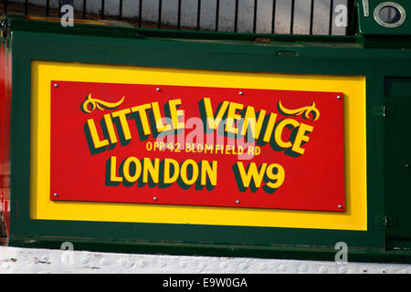 Un narrowboat sui canali di Little Venice, a Londra, in Inghilterra. Foto Stock