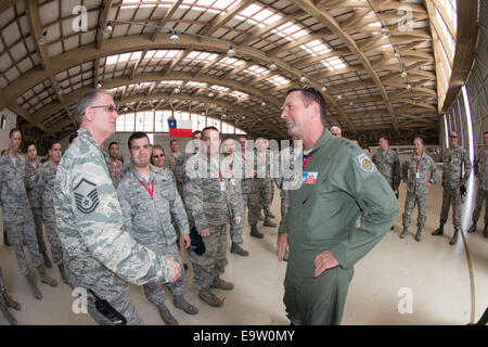 Stati Uniti Air Force Lt. Gen. Giuseppe L. Lengyel, colore di primo piano a destra il vice capo della Guardia Nazionale Ufficio di presidenza si riunisce con gli avieri assegnato al suo ex unità, la 149Fighter Wing, Texas Air National Guard, a Cerro Moreno Air Base vicino a Antofagasta, Cile, oc Foto Stock