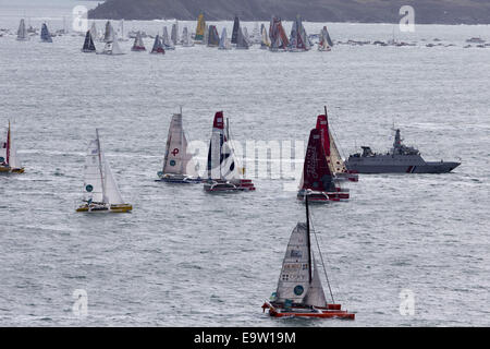 St Malo, Francia. 02Nov, 2014. Route du Rhum Transatlatic solo yacht race. Partono da St Malo sulla loro strada per la destinazione di Guadeloup. Credito: Azione Sport Plus/Alamy Live News Foto Stock