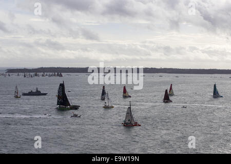 St Malo, Francia. 02Nov, 2014. Route du Rhum Transatlatic solo yacht race. Partono da St Malo sulla loro strada per la destinazione di Guadeloup. Credito: Azione Sport Plus/Alamy Live News Foto Stock