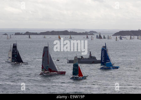 St Malo, Francia. 02Nov, 2014. Route du Rhum Transatlatic solo yacht race. Partono da St Malo sulla loro strada per la destinazione di Guadeloup. Credito: Azione Sport Plus/Alamy Live News Foto Stock