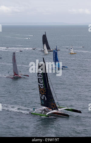 St Malo, Francia. 02Nov, 2014. Route du Rhum Transatlatic solo yacht race. Partono da St Malo sulla loro strada per la destinazione di Guadeloup. Credito: Azione Sport Plus/Alamy Live News Foto Stock