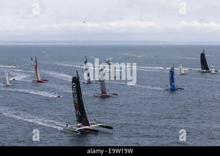 St Malo, Francia. 02Nov, 2014. Route du Rhum Transatlatic solo yacht race. Partono da St Malo sulla loro strada per la destinazione di Guadeloup. Credito: Azione Sport Plus/Alamy Live News Foto Stock