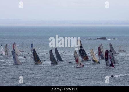 St Malo, Francia. 02Nov, 2014. Route du Rhum Transatlatic solo yacht race. Partono da St Malo sulla loro strada per la destinazione di Guadeloup. Credito: Azione Sport Plus/Alamy Live News Foto Stock