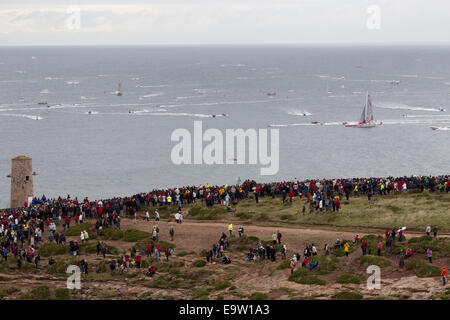 St Malo, Francia. 02Nov, 2014. Route du Rhum Transatlatic solo yacht race. Partono da St Malo sulla loro strada per la destinazione di Guadeloup. Credito: Azione Sport Plus/Alamy Live News Foto Stock