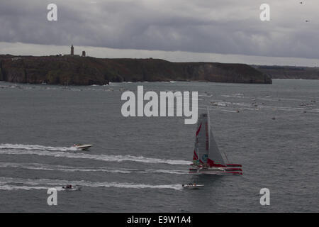 St Malo, Francia. 02Nov, 2014. Route du Rhum Transatlatic solo yacht race. Partono da St Malo sulla loro strada per la destinazione di Guadeloup. Credito: Azione Sport Plus/Alamy Live News Foto Stock