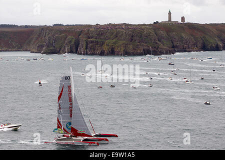 St Malo, Francia. 02Nov, 2014. Route du Rhum Transatlatic solo yacht race. Partono da St Malo sulla loro strada per la destinazione di Guadeloup. Credito: Azione Sport Plus/Alamy Live News Foto Stock