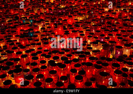 Un sacco di candele accese sul giorno di Tutti i Santi, su un cimitero Mirogoj a Zagabria in Croazia Foto Stock