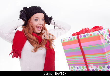 Donna con cappello e guanti sorpreso quando riceve un regalo Foto Stock