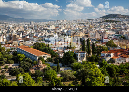 Una vista della città di Atene skyline da Marte collina vicino all'Acropoli. Foto Stock