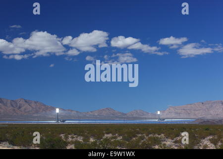 Ivanpah energia termica solare progetto, vicino Primm, CALIFORNIA, STATI UNITI D'AMERICA Foto Stock