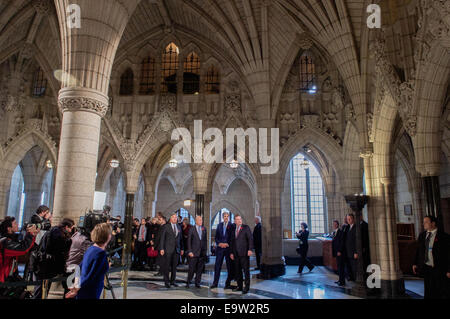 Ministro degli esteri canadese John Baird conduce U.S. Il segretario di Stato John Kerry nella sala d'onore sulla Collina del Parlamento di Ottawa in Canada, il 28 ottobre 2014, come il Segretario ha visitato a pagare le condoglianze seguente ultima settimana di attacchi e per una serie di Foto Stock