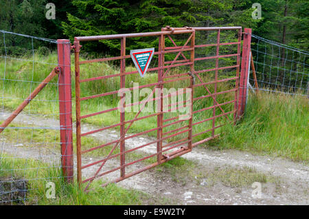 Bloccato Deer Gate e recinzione, Acharn Estates, Gleann Auchreoch, Stirlingshire, Scotland, Regno Unito Foto Stock