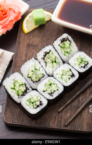 Rotoli di Sushi con il cetriolo e semi di sesamo Foto Stock