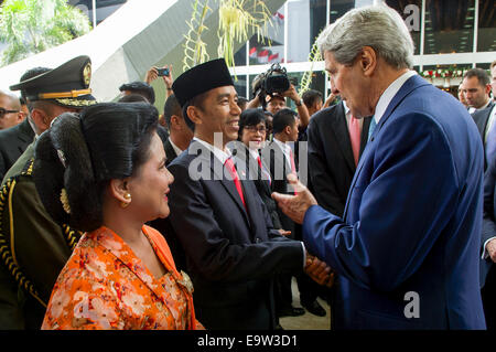 Stati Uniti Il segretario di Stato John Kerry dice addio al Presidente indonesiano Joko Widodo e sua moglie, Iriana, dopo che rappresenta il presidente Obama al suo cerimonie di inaugurazione di Jakarta, Indonesia, il 20 ottobre 2014. Foto Stock