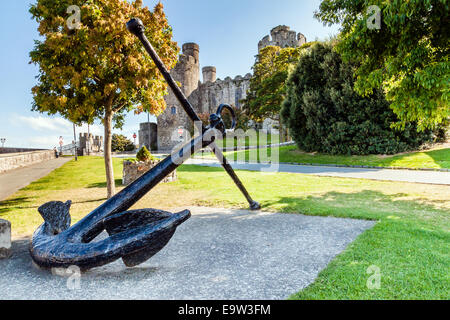 Conway Clwyd Wales, grandi navi ancora appoggiata al suolo nella parte anteriore del castello di Conway Foto Stock