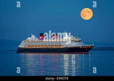 Nave da crociera Disney Wonder che arrivano al porto di Victoria all'alba con la luna piena-Victoria, British Columbia, Canada. Digital Comp Foto Stock