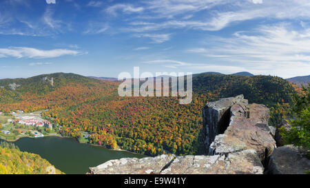 Panoramica del Lago Gloriette in Dixville, New Hampshire USA dalla tabella Rock durante i mesi autunnali. I balsami Grand Resort è Foto Stock