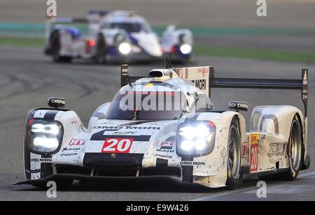 Shanghai, Cina, 2° Nov, 2014. 20 - Porsche Team, DEU. Porsche 919 ibrido. TIMO BERNHARD (DEU), Mark Webber (AUS) e Brendon Hartley (NZL).FIA World Endurance Championship 1-2 terminare a Shanghai a Shanghai International Circuit. © Marcio Machado/ZUMA filo/Alamy Live News Credito: Marcio Machado/ZUMA filo/Alamy Live News Foto Stock