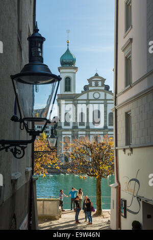 Chiesa dei Gesuiti a Lucerna visto da un angolo di strada attraverso il fiume, Svizzera Foto Stock