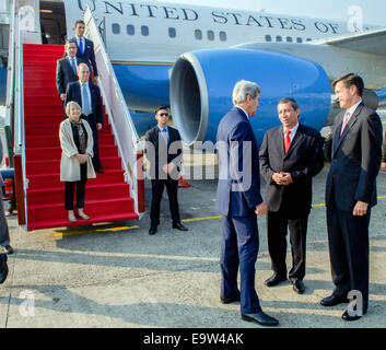 Stati Uniti Il segretario di Stato John Kerry chat indonesiano con il Ministero degli Affari Esteri Ambasciatore Dian Triansyah Djani e U.S. Ambasciatore in Indonesia Robert Blake come lui e il resto di una delegazione che rappresenta il presidente Obama arriva a Jakarta, Indonesia Foto Stock