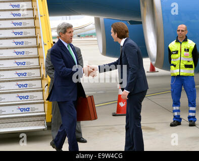 Stati Uniti Il segretario di Stato John Kerry è salutato dal ministro degli Affari Esteri austriaco Sebastian Kurz all'arrivo a Vienna, Austria, per un incontro trilaterale con l'Alto Rappresentante Ue Signora Ashton e il ministro degli Esteri iraniano Zarif come parte della gamma completa di nuc Foto Stock