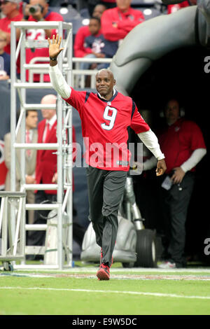 Houston, Texas, Stati Uniti d'America. 2 Novembre, 2014. Houstonian e nove volte campione olimpionico Carl Lewis entra nel campo come un titolo onorario di capitano della squadra prima della NFL stagione regolare il gioco tra i Texans di Houston e la Philadelphia Eagles da NRG Stadium di Houston, TX. Credito: csm/Alamy Live News Foto Stock