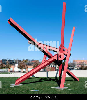 Des Moines, Iowa, USA. 02Nov, 2014. 'T8' da Mark di Suvero è uno di varie decine di sculture schierati in Pappajohn Sculpture Park nel centro di Des Moines. Credito: Brian Cahn/ZUMA filo/Alamy Live News Foto Stock