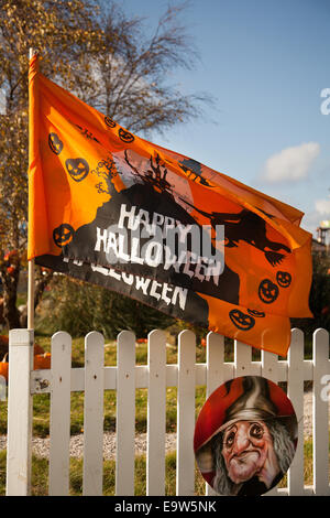 Southport, Merseyside, Regno Unito. 2 Novembre, 2014. Happy Halloween Pleasureland. L'ultimo giorno di apertura per la stagione 2014 ha visto una miriade di personaggi saluto ai visitatori. Una giornata dedicata al divertimento roba, orribili fantasmi, strane streghe e maghi wonky. Foto Stock