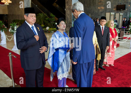 Stati Uniti Il segretario di Stato John Kerry chat con Kristiani Herawati, moglie di in uscita il presidente indonesiano Susilo Bambang Yudhoyono, come egli arriva a rappresentare il Presidente Obama alla cerimonia di inaugurazione del Presidente eletto di Joko Widodo a Jakarta, Indonesia, su Octob Foto Stock