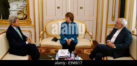 Stati Uniti Il segretario di Stato John Kerry partecipa a un incontro trilaterale con l'Alto Rappresentante Ue Catherine Ashton e il ministro degli Esteri iraniano Mohammad Javad Zarif a Vienna, in Austria, il 15 ottobre 2014. Foto Stock