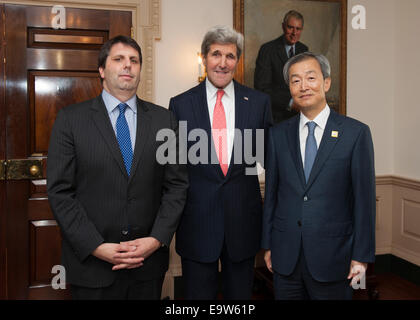 Stati Uniti Il segretario di Stato John Kerry, U.S. Ambasciatore della Repubblica di Corea Mark Lippert e ambasciatore coreano per gli Stati Uniti Ahn Ho-Young posano per una foto a Ambassador Lippert il giuramento cerimonia presso l'U.S. Il Dipartimento di Stato a Washington D.C., su Foto Stock