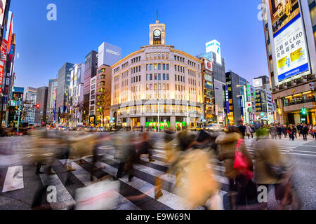 Il quartiere di Ginza presso Wako department store di Tokyo, Giappone. Foto Stock