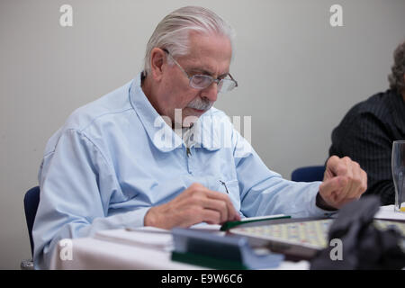 Holiday Inn Milton Keynes, Regno Unito il 2 novembre 2014 - Foto di sconosciuto. Il round finale pensione all'ABSP Nazionale campionato di Scrabble ha avuto luogo nel fine settimana del 1 e 2 novembre. Il campionato era costituito da 17 manche disputate nel corso del fine settimana. I giocatori provenienti da tutto il Regno Unito si è recato a competere con la concorrenza. Credito: Chris Yates/Alamy Live News Foto Stock