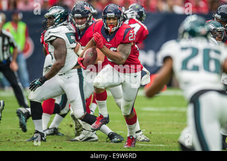 Houston, Texas, Stati Uniti d'America. 2° Nov, 2014. Houston Texans running back Arian Foster (23) porta la sfera durante la 1a metà di un gioco di NFL tra Houston Texans e Philadelphia Eagles a NRG Stadium di Houston, TX il 2 novembre 2014. Credito: Trask Smith/ZUMA filo/Alamy Live News Foto Stock