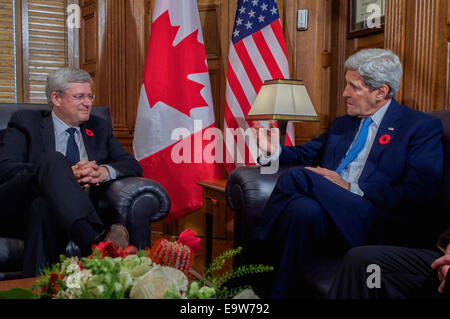 Stati Uniti Il segretario di Stato John Kerry affronta il Primo Ministro canadese Stephen Harper dopo che egli lo ha accolto al suo ufficio sulla Collina del Parlamento di Ottawa in Canada, il 28 ottobre 2014, come il Segretario ha visitato a pagare le condoglianze seguente ultima settimana di attacchi di un Foto Stock