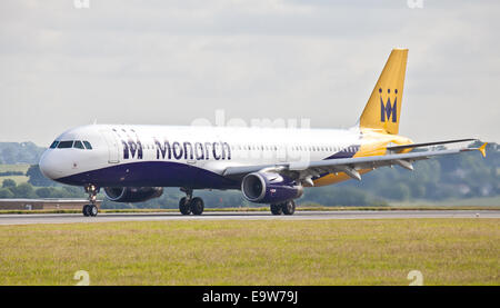 La Monarch Airways Airbus A321 G-ZBAG decollo dall aeroporto London-Luton LTN Foto Stock