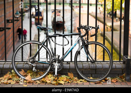 Una bicicletta concatenati per ringhiere su Broad Street, Birmingham, affacciato Brindleyplace canal Foto Stock