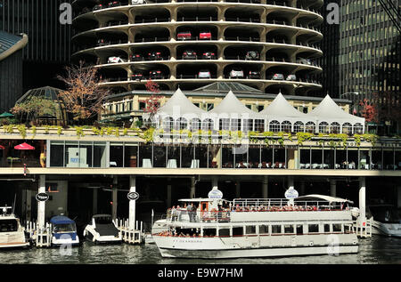 Chicago Architectural barca passando sotto la Marina Towers sul Fiume di Chicago. Foto Stock