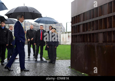 Stati Uniti Il segretario di Stato John Kerry si avvicina a un monumento commemorativo dedicato a coloro che furono uccisi in fuga la Germania Est come ha visitato i resti del muro di Berlino per il XXV anniversario della sua caduta, e prima che il segretario ha tenuto un incontro bilaterale con il tedesco ch Foto Stock