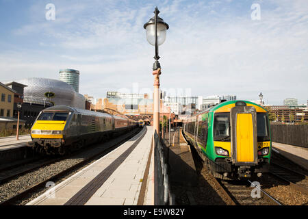 Treni passando attraverso Moor Street Station, Birmingham, Selfidges, rotonda a sinistra Foto Stock