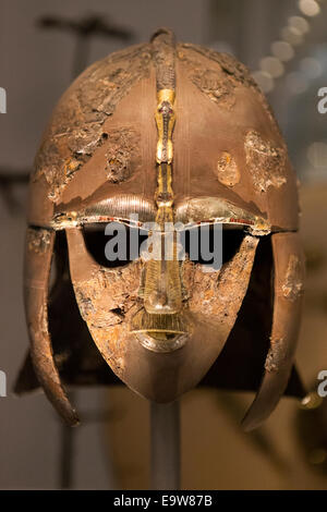 Il Sutton Hoo casco, camera 41 British Museum di Londra, Regno Unito. Foto Stock